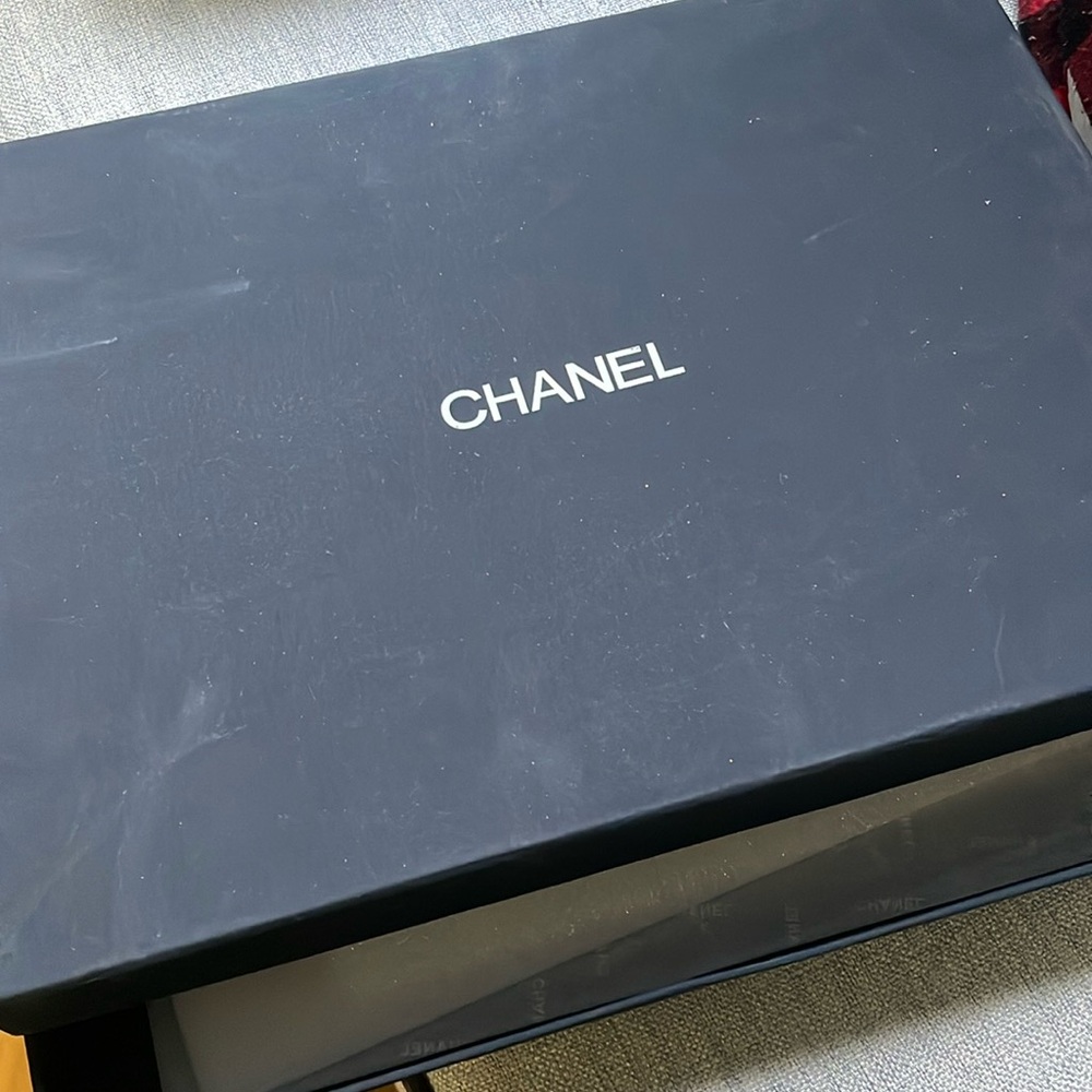 Authentique Chanel Box
